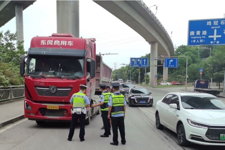 南岸区开展道路普货运输安全集中整治“2号行动”多部门联动筑牢道路交通安全防线-重庆市南岸区人民政府网