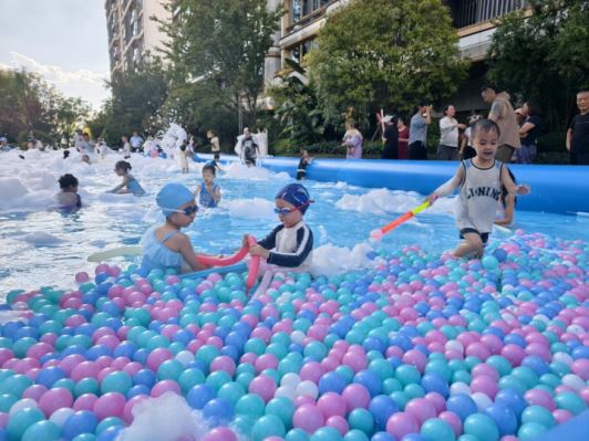 鸡冠石镇黄桷塆社区:亲子“玩水大作战”共享夏日好时光-重庆市南岸区人民政府网