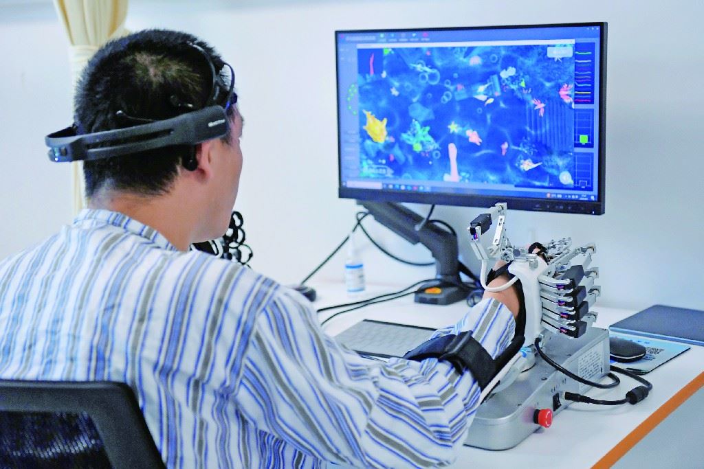 我用“意念”抓鱼:渝产脑机接口让瘫痪的我重新站起来-重庆市南岸区人民政府网