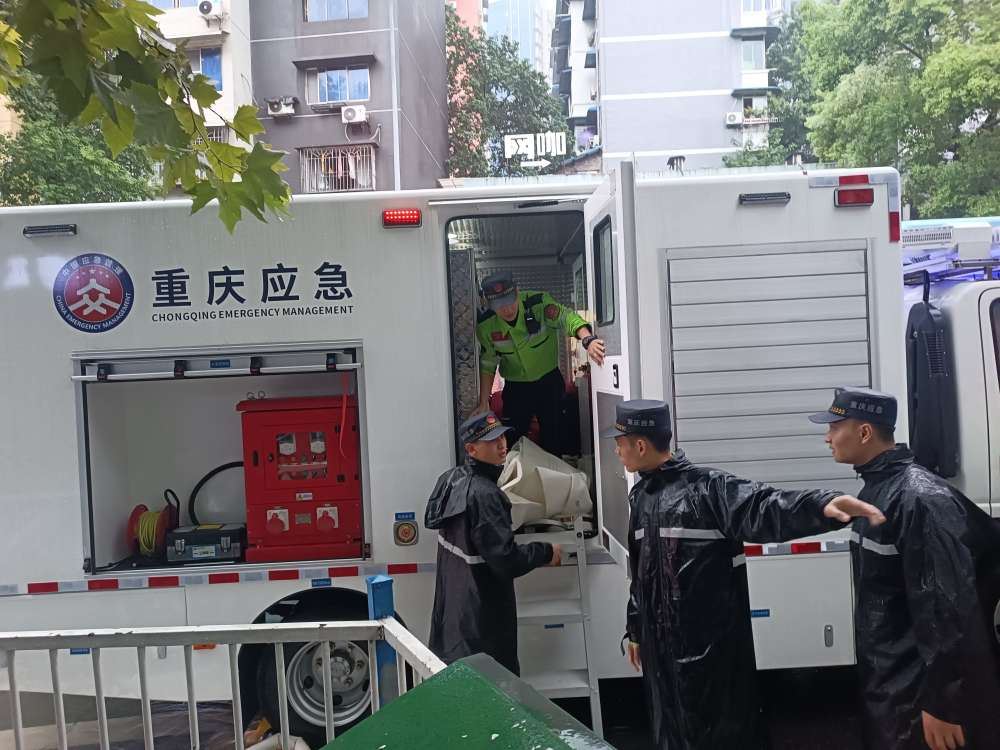 万众一心战暴雨丨南岸专业救援队伍赶到排涝抢险保民安-重庆市南岸区人民政府网