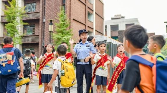 社区民警朱诗懿：以“绣花功夫”织就基层平安网-重庆市南岸区人民政府网