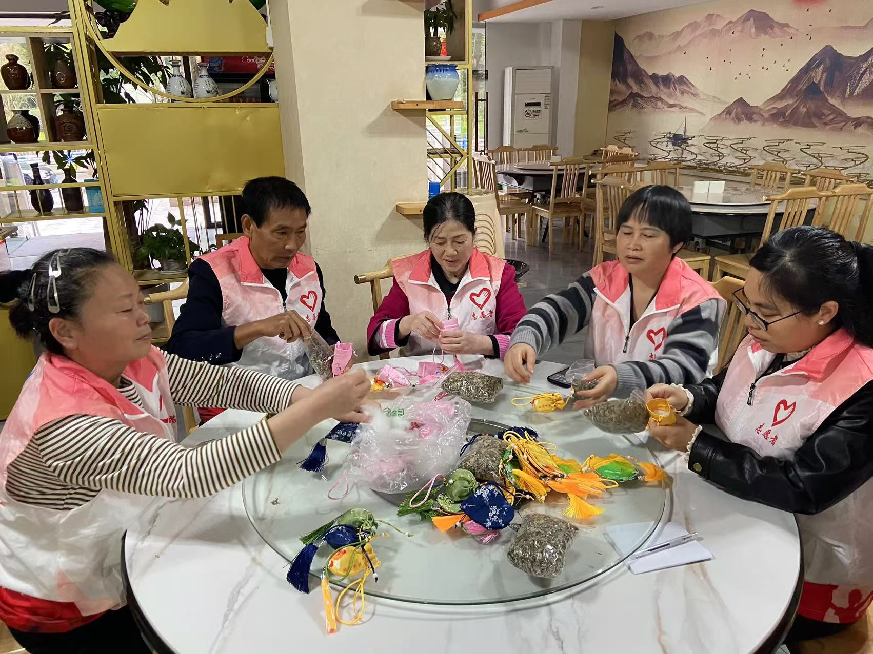 峡口镇大兴场社区开展敬老爱老服务活动-重庆市南岸区人民政府网