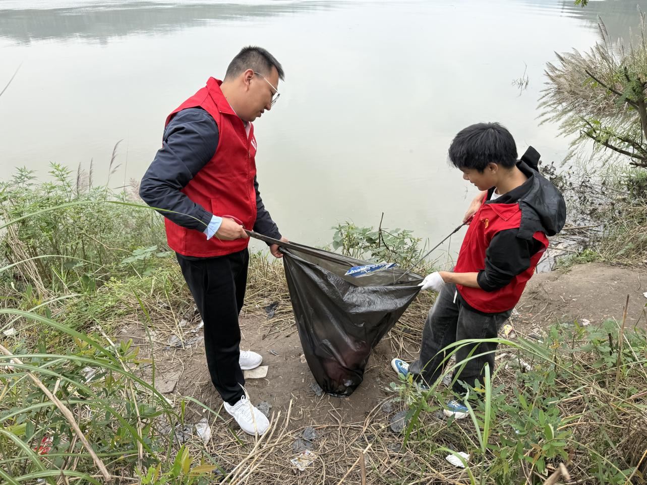 峡口镇开展“全民动手齐参与志愿服务我先行”清洁活动-重庆市南岸区人民政府网