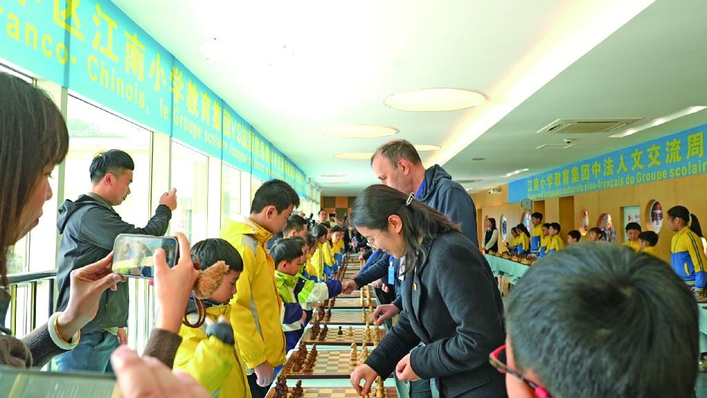 黑白棋盘架起跨国友谊桥江南小学中法人文交流周启幕——全国金奖校以棋为媒绘就中外交流新篇章-重庆市南岸区人民政府网