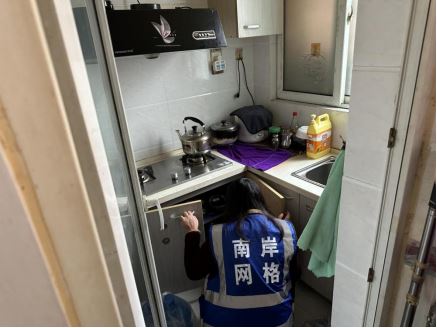 天文街道中一路社区开展关爱独居老人“敲门行动”-重庆市南岸区人民政府网