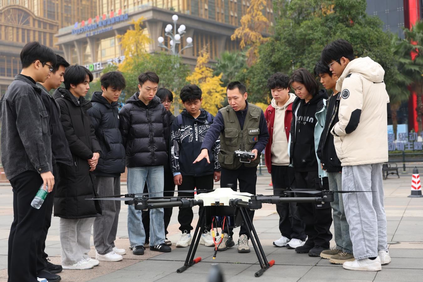 南岸区举办无人机快闪技能营以技能培训助力青年就业创业-重庆市南岸区人民政府网