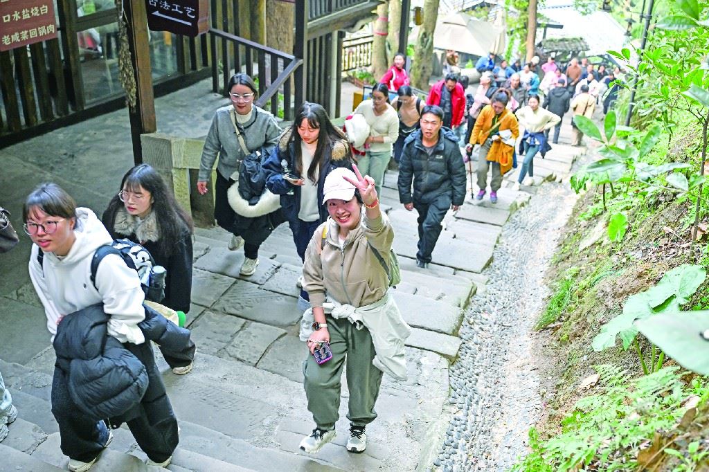全民健身迎新年千余名登山爱好者南山登高望远-重庆市南岸区人民政府网