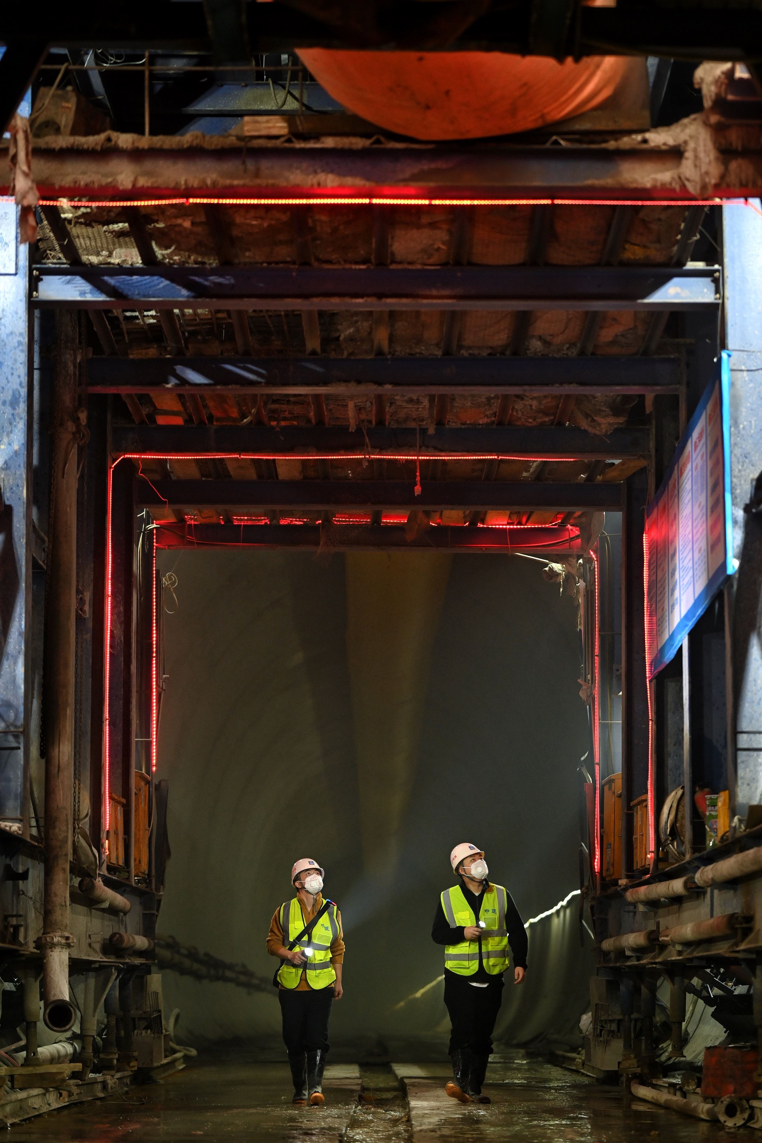 破壁“地质迷宫”重庆轨道交通27号线铜锣山隧道左线贯通-重庆市南岸区人民政府网