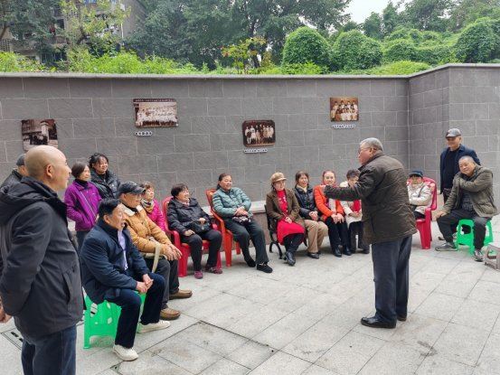 古树下听老厂故事银发时光暖社区——弹子石街道弹新街社区开展“阳光故事汇”探索互助养老新路径-重庆市南岸区人民政府网