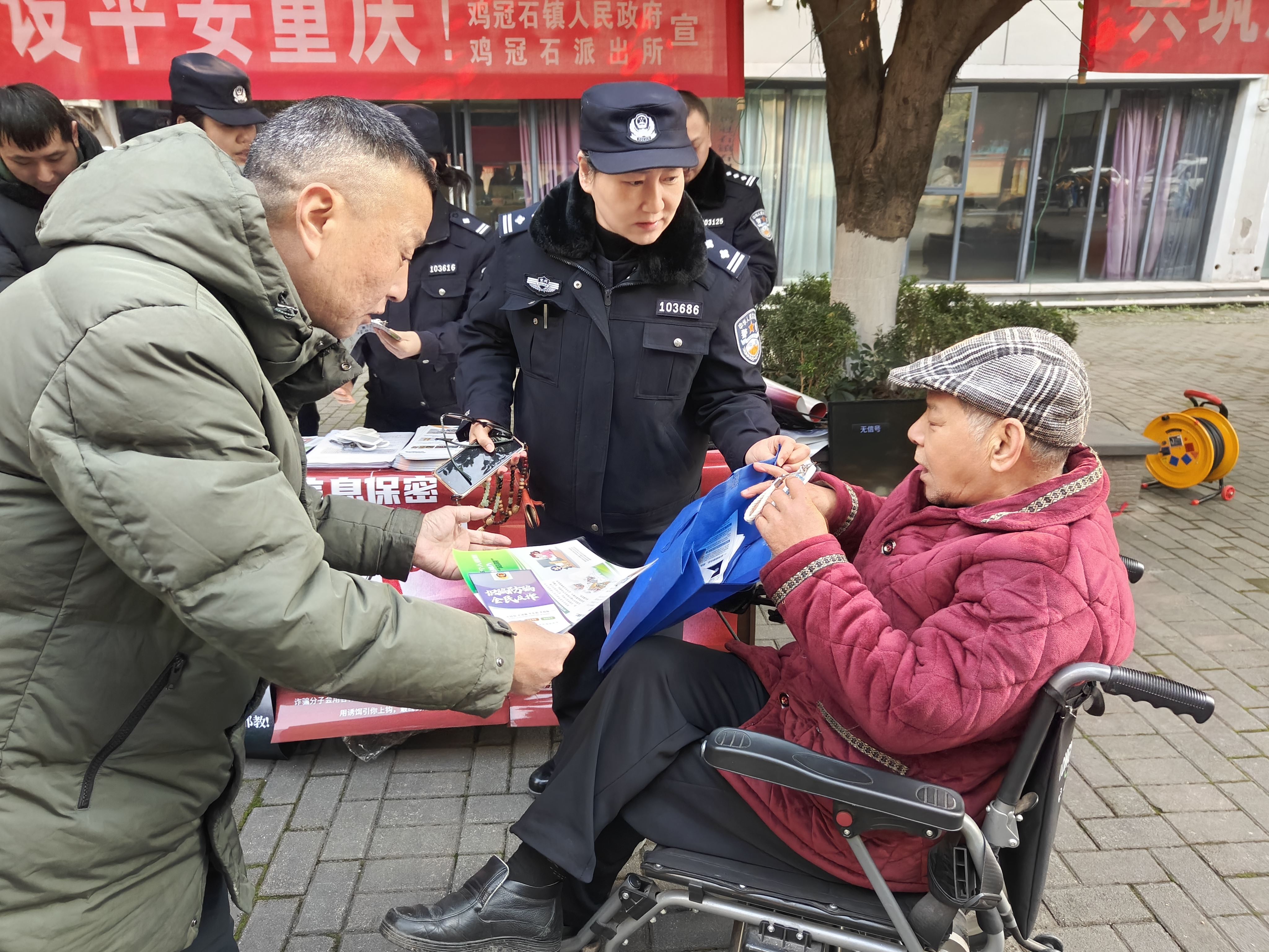 筑牢平安防线！鸡冠石镇开展反恐防暴知识宣传-重庆市南岸区人民政府网